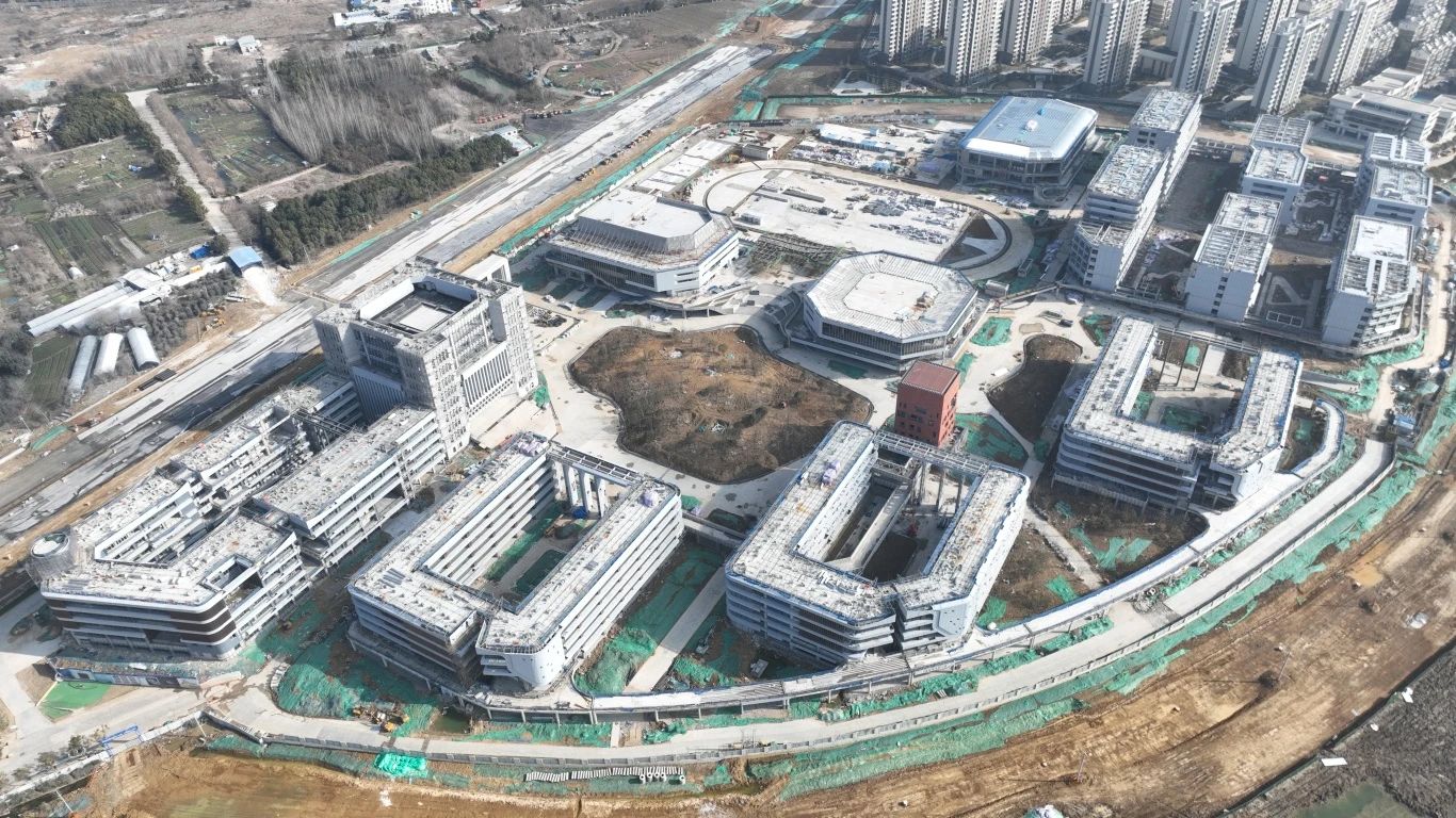 為確保合肥一中淝河校區(qū)項(xiàng)目2024年竣工交付節(jié)點(diǎn)如期完成，迅速掀起春節(jié)后復(fù)工即大干勞動(dòng)熱潮，形成一股緊張快干、提速爭先的濃厚氛圍，2月16日，合肥一中淝河校區(qū)項(xiàng)目召開節(jié)后復(fù)工動(dòng)員大會(huì)。會(huì)上，各部門負(fù)責(zé)人報(bào)告了2023年度收尾工作情況及今年的工作任務(wù)，以月、周為時(shí)間軸線，明確各目標(biāo)節(jié)點(diǎn)，并以圖表的形式對各勞務(wù)班組負(fù)責(zé)人進(jìn)行全面交底，落實(shí)工作目標(biāo)責(zé)任制，做到責(zé)任到人，切實(shí)做到工作目標(biāo)化，目標(biāo)階段化，階段具體化，具體責(zé)任化。 (2)_副本.jpg